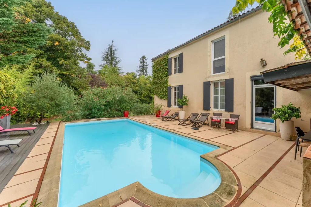 Property for sale near Bordeaux
Elegant guest house with pool